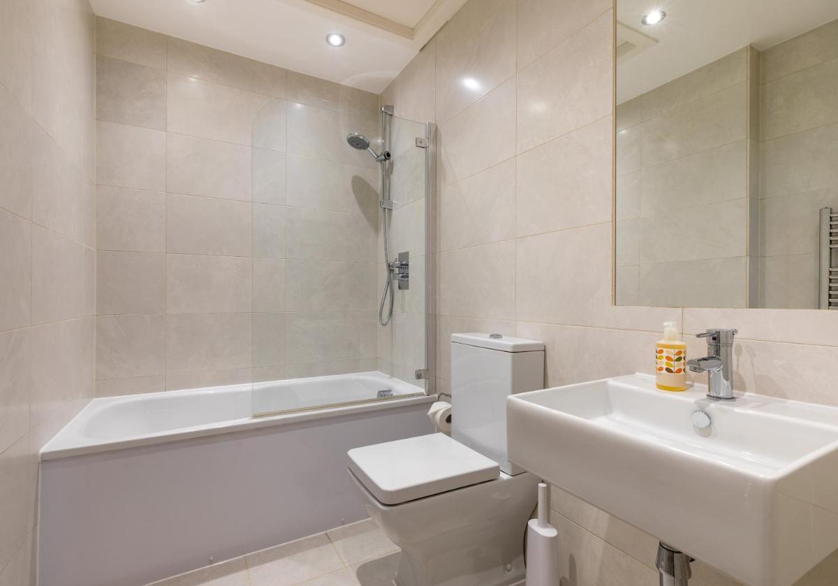 The Edinburgh Address - Castle View Apartment - Housity