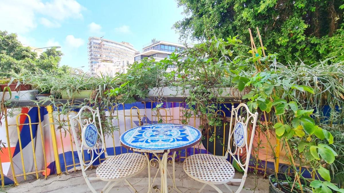 Bugrashov Beach Apartment with Balcony - Hizvo