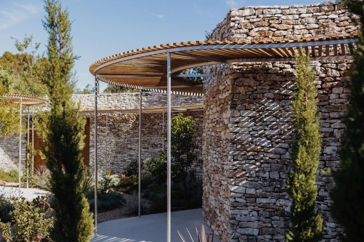 Jardin de l'établissement A SPERANZA Suites avec piscine privative chauffée