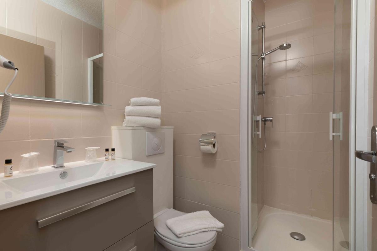 Salle de bains dans l'établissement Relax'Otel & Spa, Le Barcarès