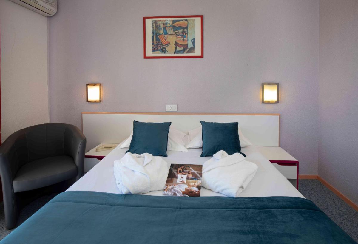 Un ou plusieurs lits dans un hébergement de l'établissement Relax'Otel & Spa, Le Barcarès