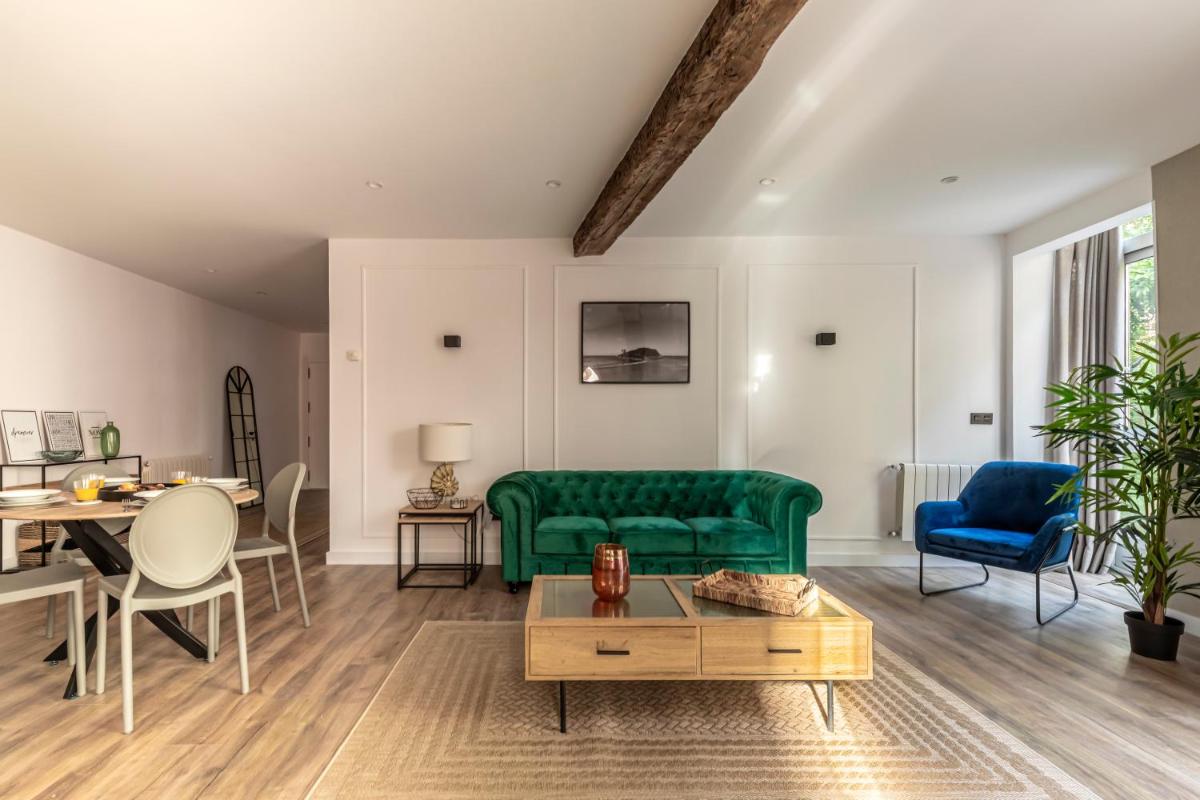 Plaza de los Tres Pilares by The Urban Hosts - Housity