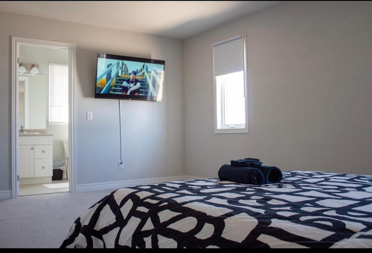 Luxury whole house mins from Niagara Falls & Brock uni - Housity