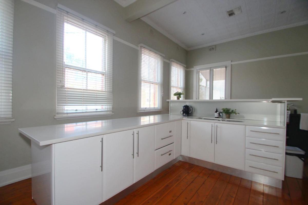 Waterviews - Hidden Gem in CBD - Sleeps 10 - Housity