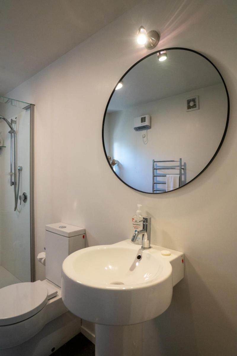 Perfect Stranger Oasis - Housity