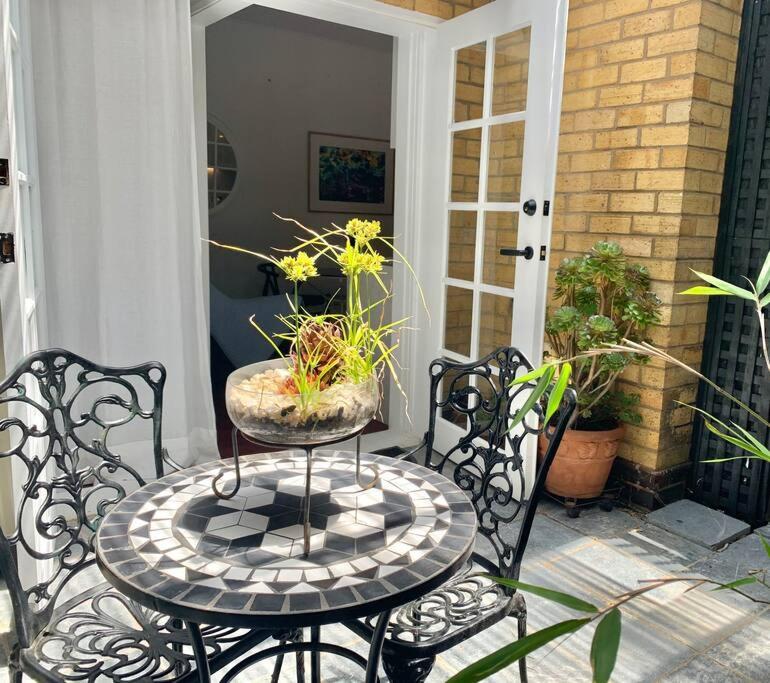 Stylish Private Studio, Close to Beach, WIFI, Parking - Housity