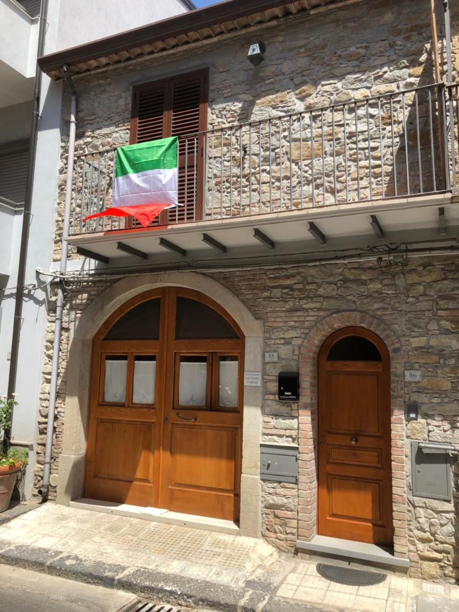 Basicò un balcone sul mare-Casa I CARRUGGI- Case vacanza Sicilia&Toscana- - Housity