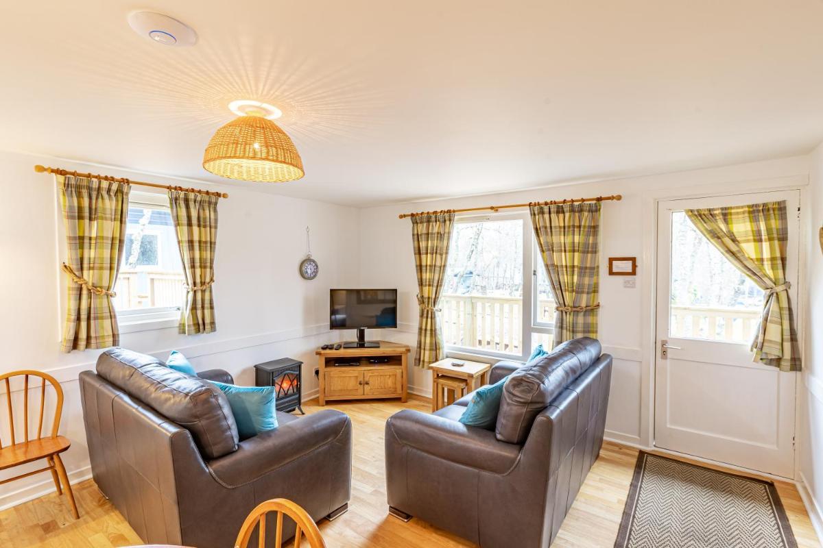 Bracken Lodge 5 with Hot Tub - Housity