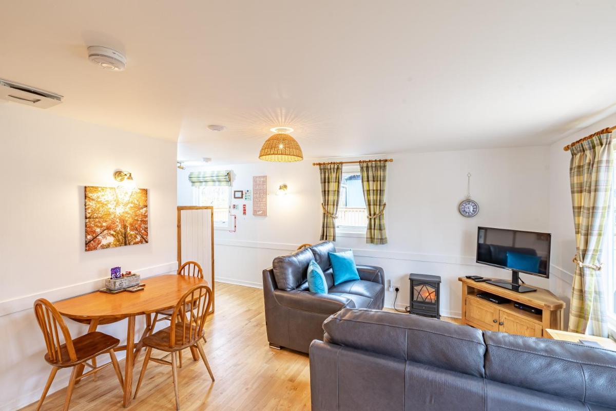 Bracken Lodge 5 with Hot Tub - Housity