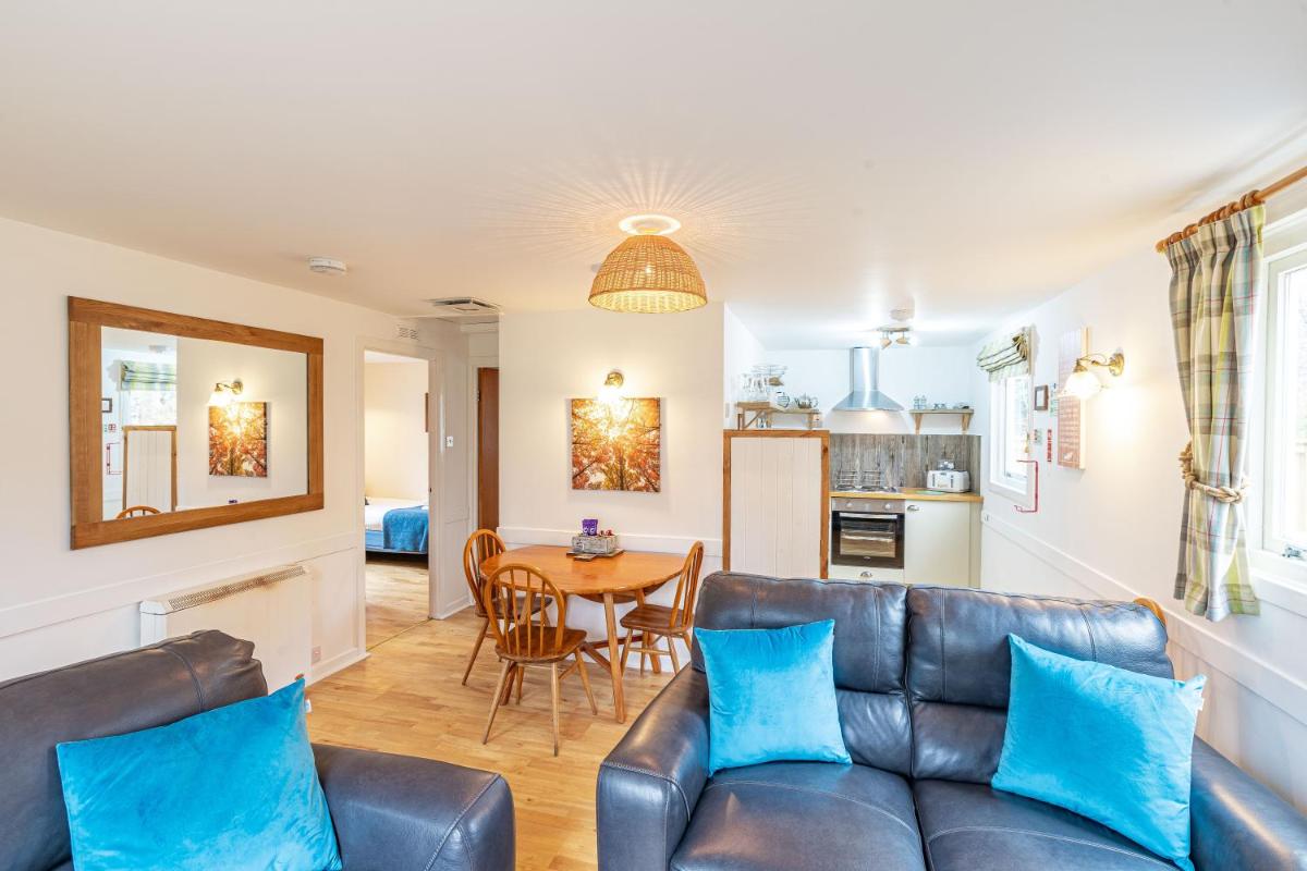 Bracken Lodge 5 with Hot Tub - Housity