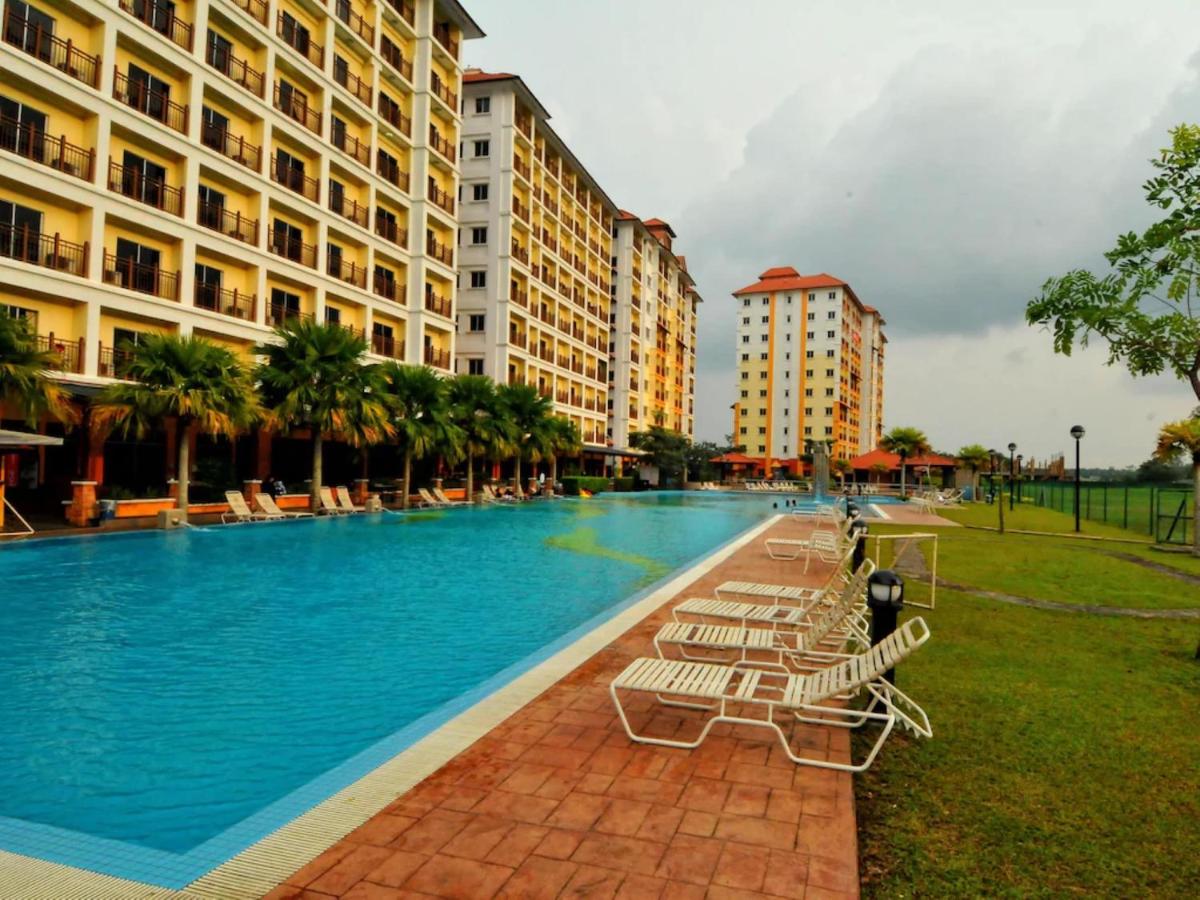 Suitetrails - OYO HOME 90301 Suria Service Apartments Bukit Merak Laketown Resort