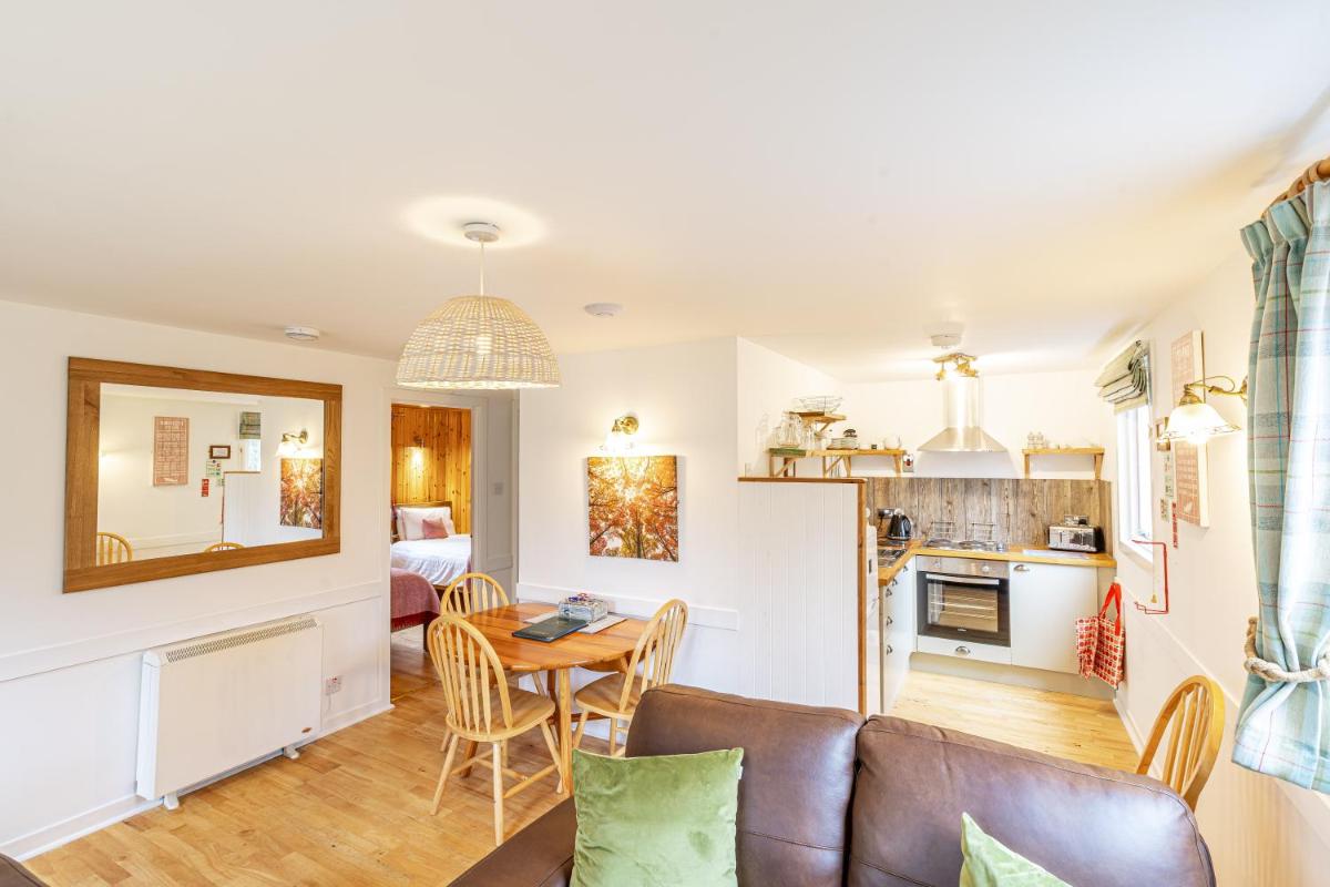 Bracken Lodge 6 with Hot Tub - Housity