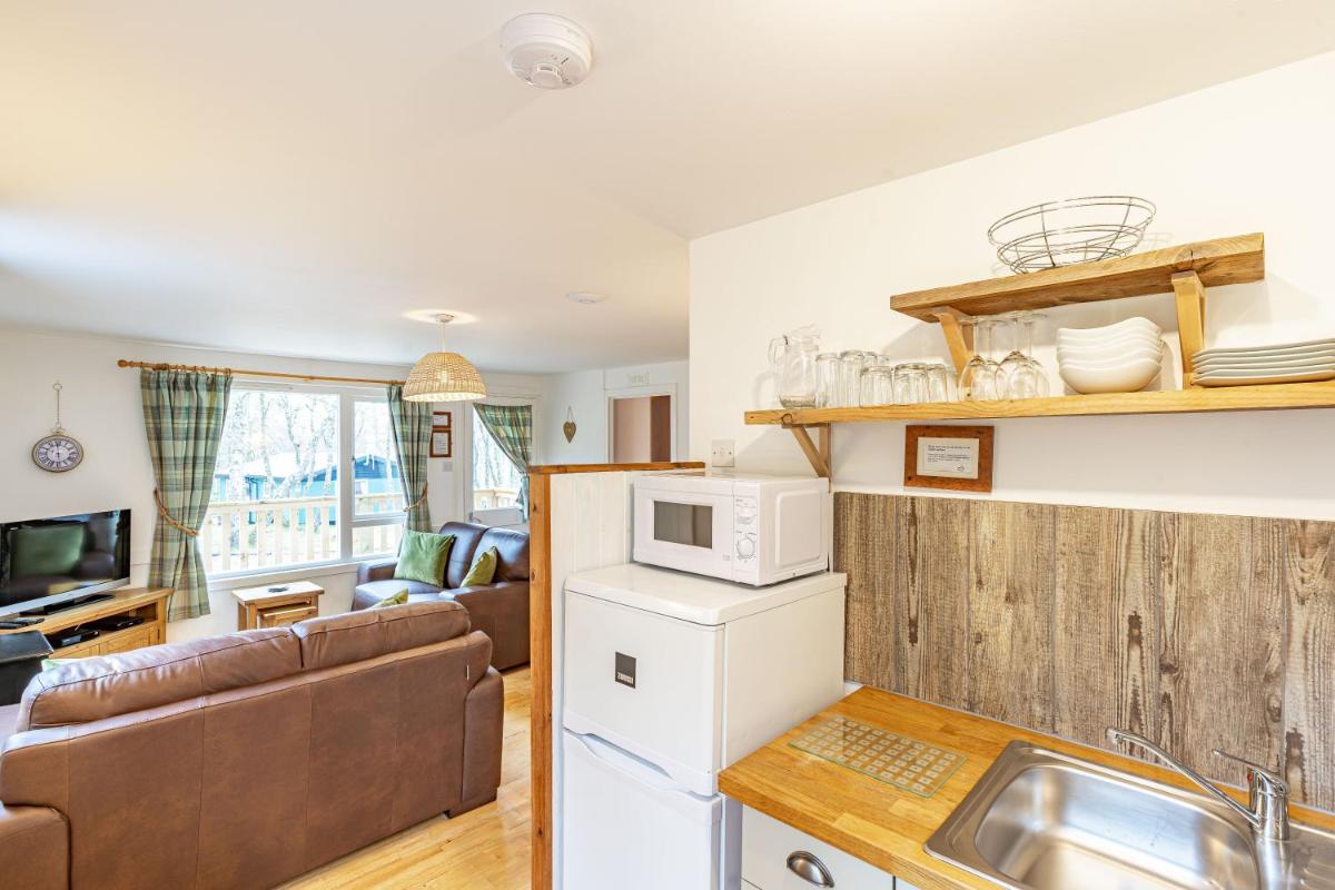 Bracken Lodge 6 with Hot Tub - Housity