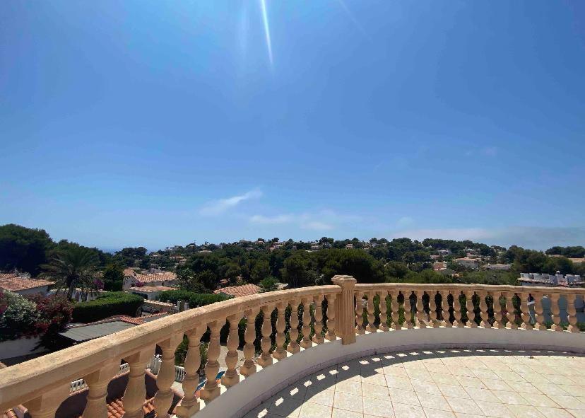 Beautiful Villa with Pool, Barbecue, and Garden - Housity