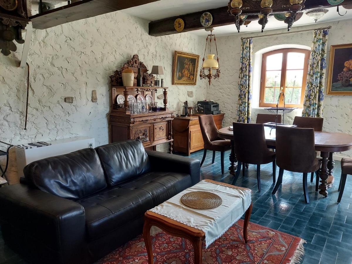 Coin salon dans l'établissement Hôtel du Domaine de La Grange de Condé