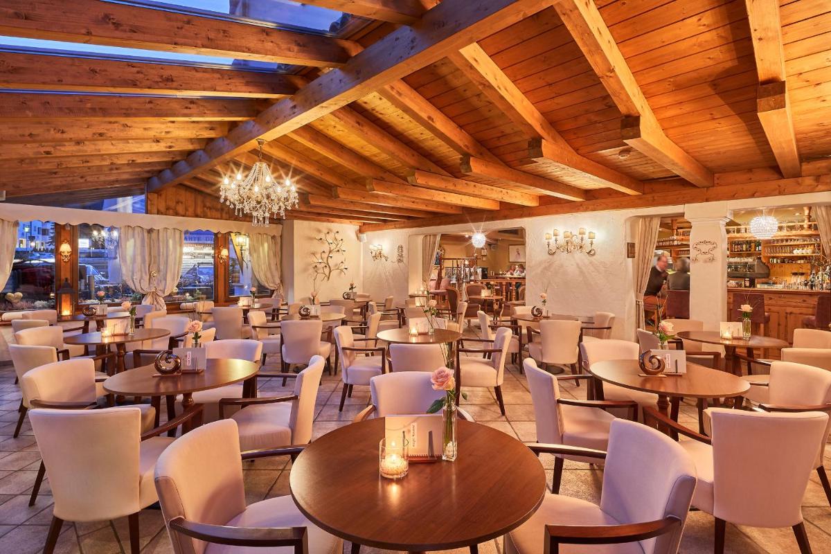 Hotel Table - Housity