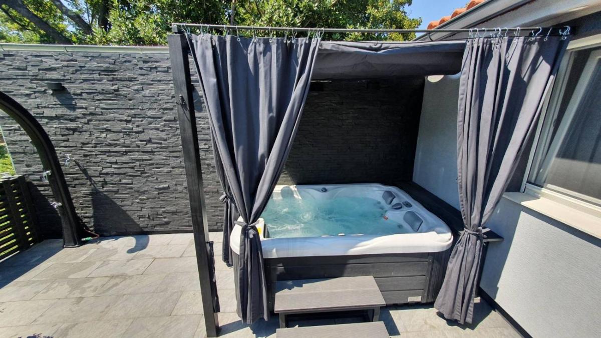 Beautiful house with large terrace and jacuzzi - Housity
