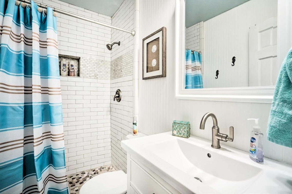 Beachy Isle of Palms Home: 1 Block to Coast! - Housity