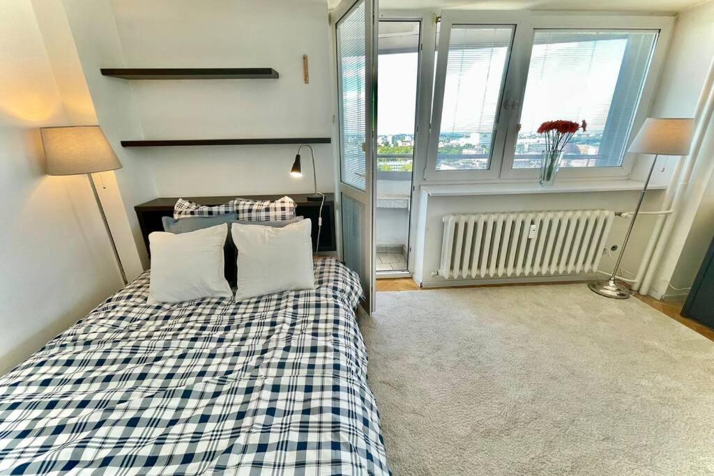 ORANGE 2 2xMetro fast WiFi 50'TV Netflix HBO AppleTV+ Panorama - Housity