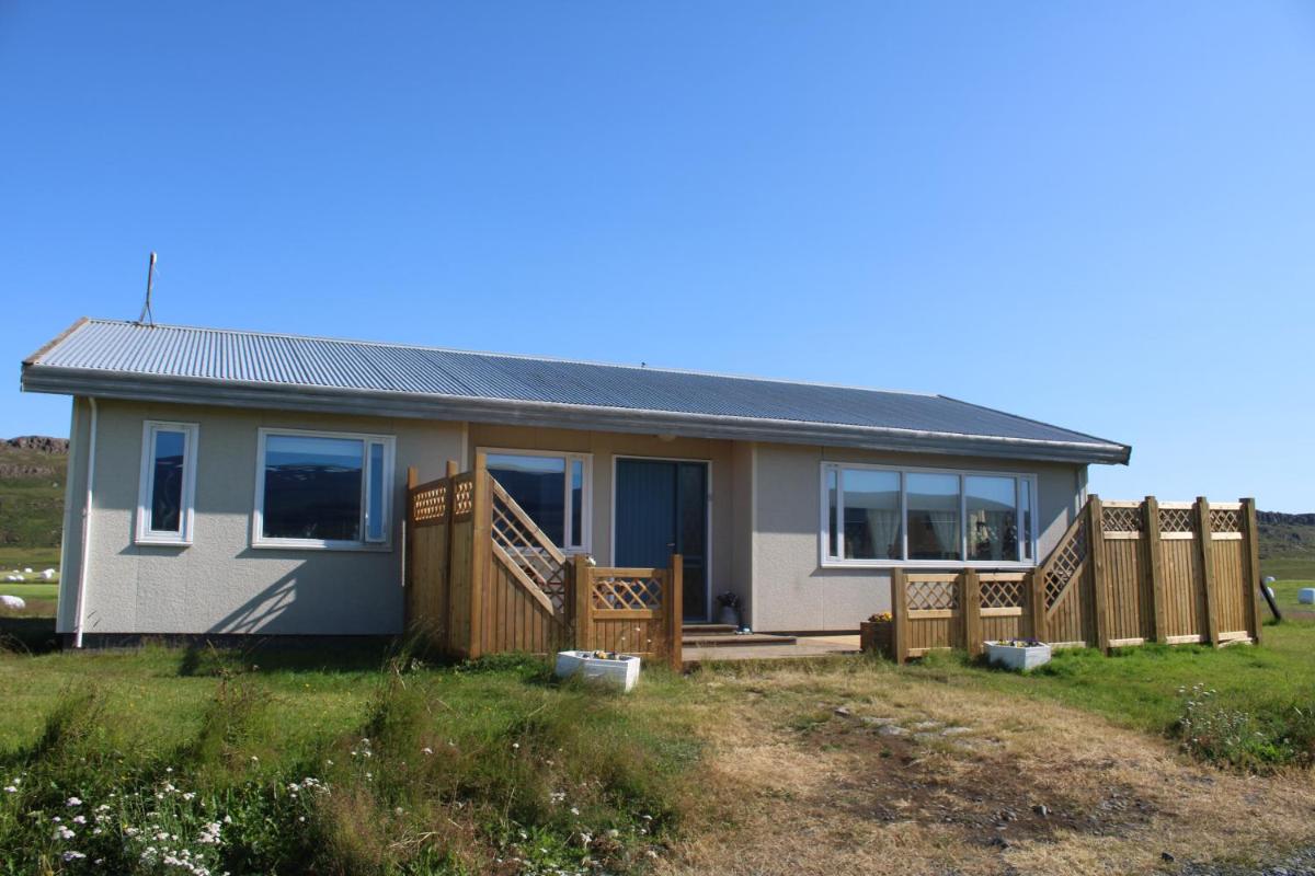 Stóri-Bakki Guesthouse-with hot tub - Housity