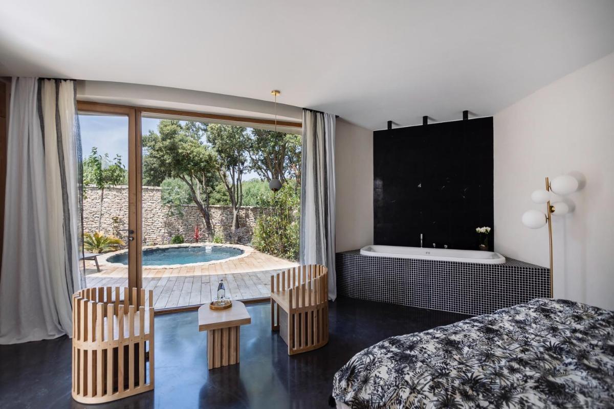 Un ou plusieurs lits dans un hébergement de l'établissement A SPERANZA Suites avec piscine privative chauffée