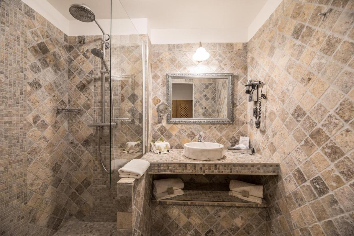Salle de bains dans l'établissement Hôtel Le Roi Théodore & Spa