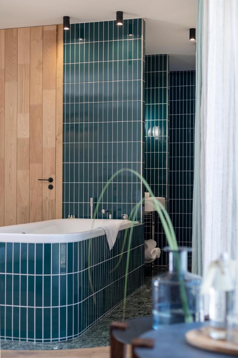 Salle de bains dans l'établissement A SPERANZA Suites avec piscine privative chauffée