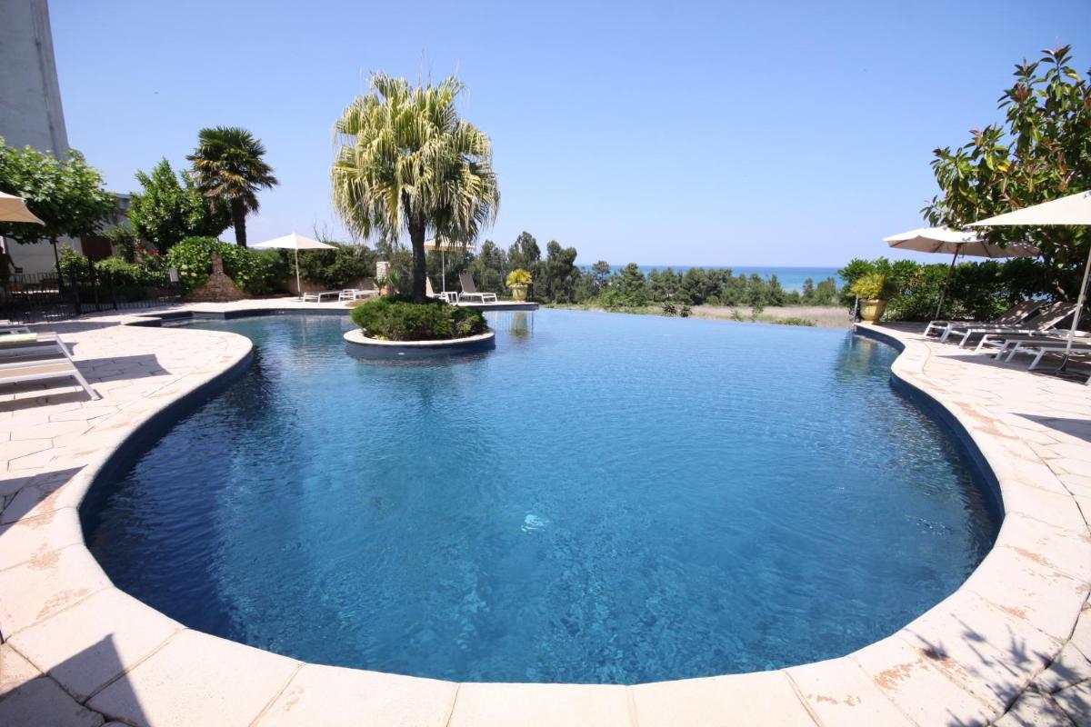 Piscine de l'établissement La Solenzara hôtel - 3 Etoiles Supérieur - Appartement & SPA ou située à proximité