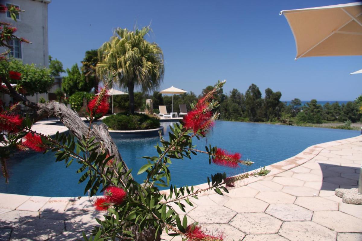 Piscine de l'établissement La Solenzara hôtel - 3 Etoiles Supérieur - Appartement & SPA ou située à proximité