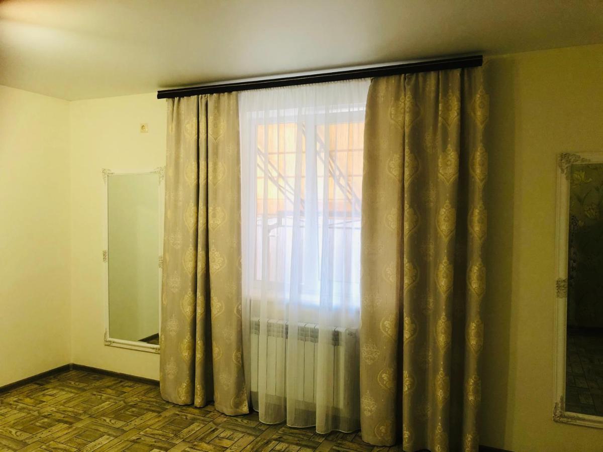 Julia 2 - Housity
