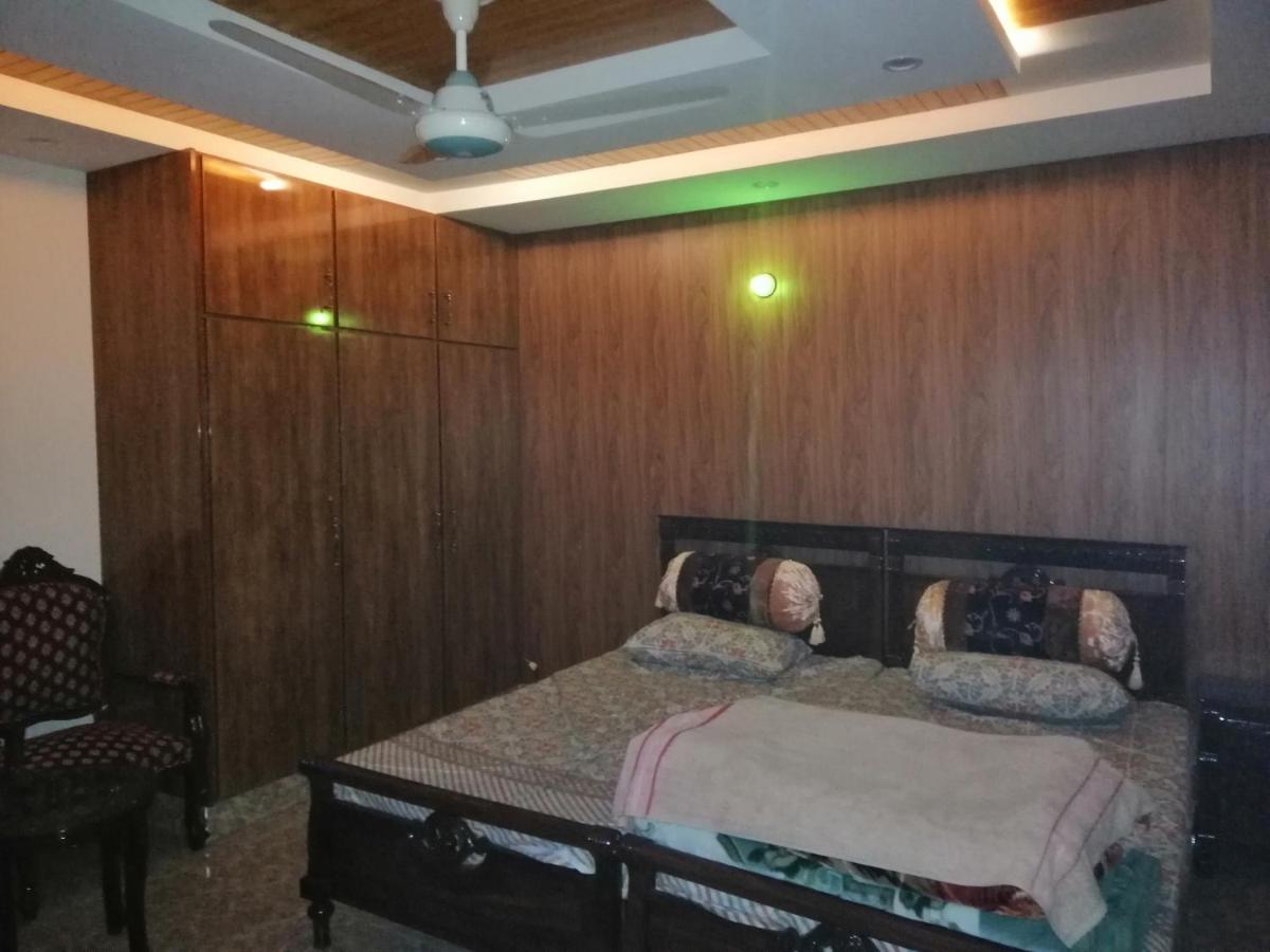 Full Private House Floor with Lounge & Balcony - Townhouse - Homestay - Housity