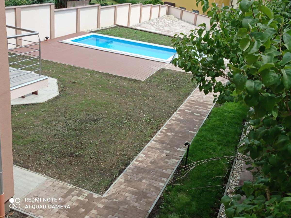 Suitetrails - Karos Bianco Apartmanház