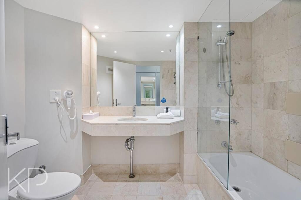 Enjoy fantastic ocean views in Surfers Paradise! - Housity
