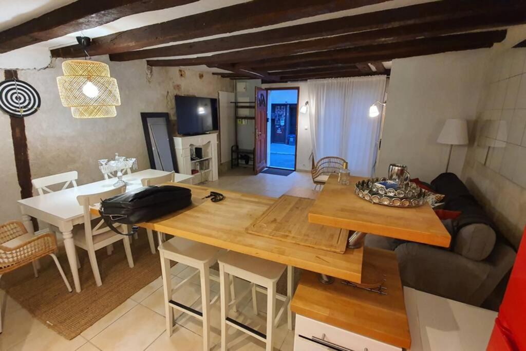 MAISON ENTIERE de 115m2 EN HYPER HYPER CENTRE AUX COEUR DES HALLES de TOURS de 2 à 7 PERSONNES - Housity