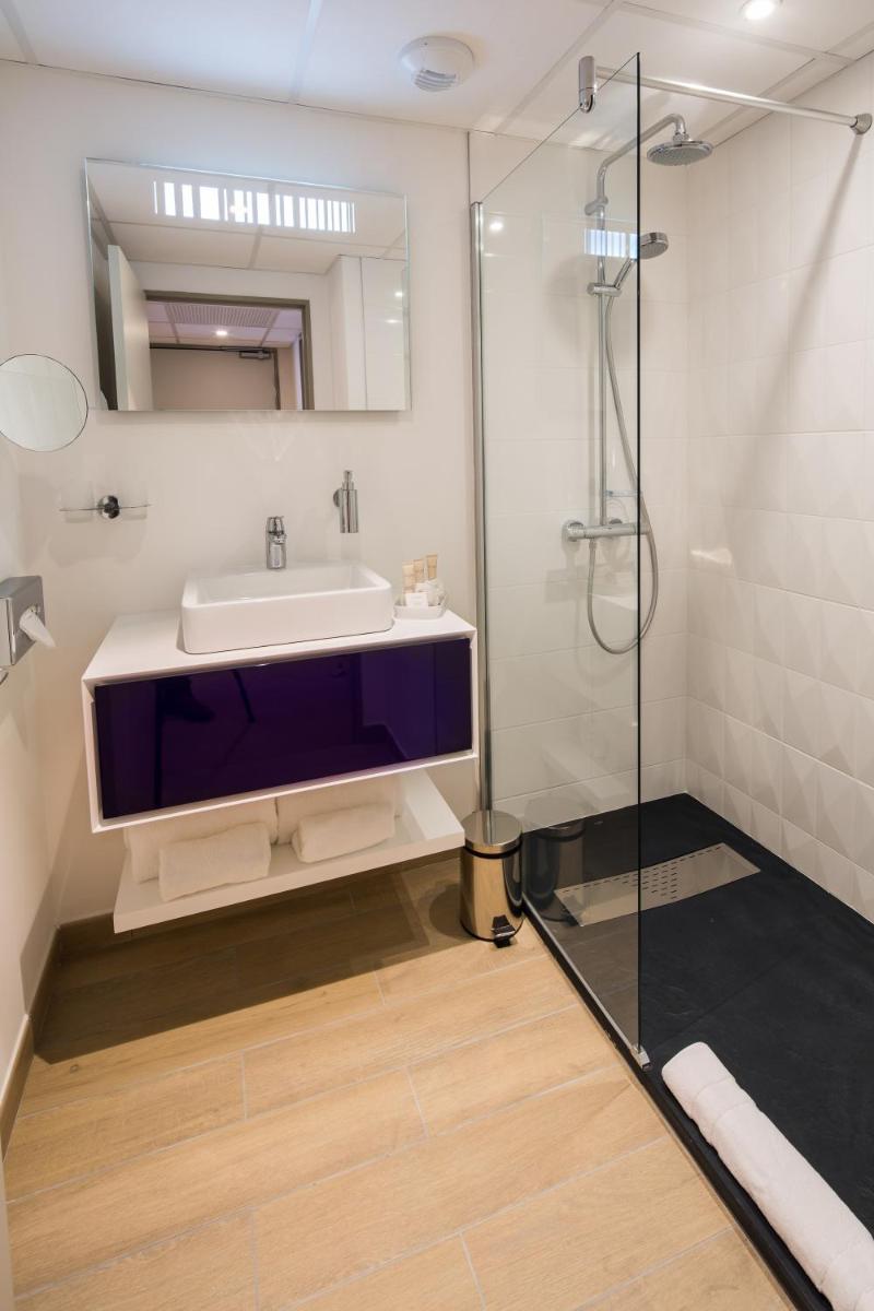 Salle de bains dans l'établissement Hôtel Le Rive Droite & SPA