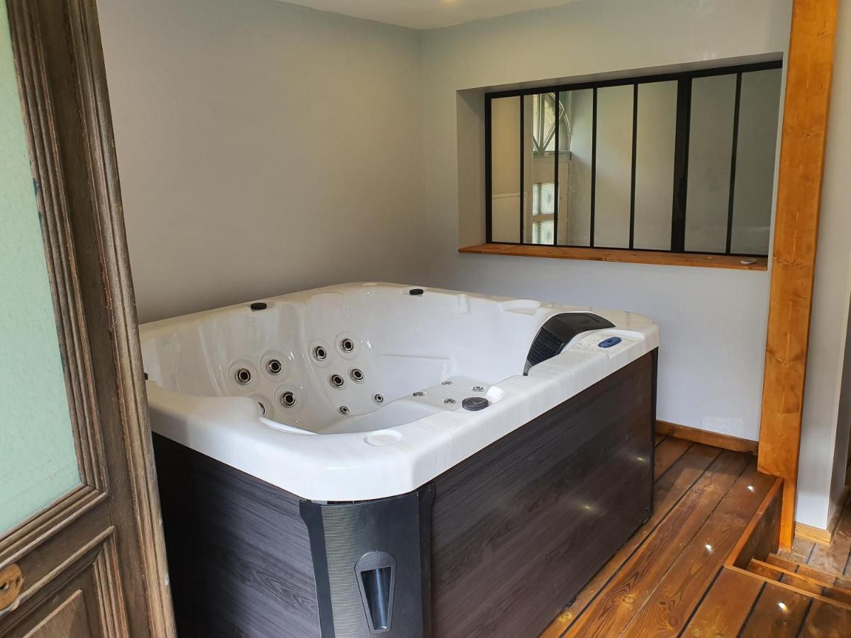 GITE LONGERE DE 15 PERSONNES AU CHATEAU DE JALLANGES VOUVRAY - Housity