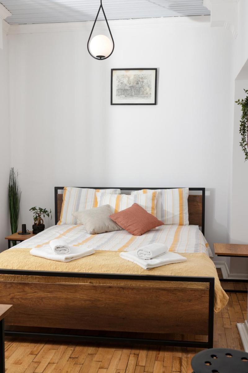 Cozy 2-Bedrooom Apartment with Yard - Hizvo