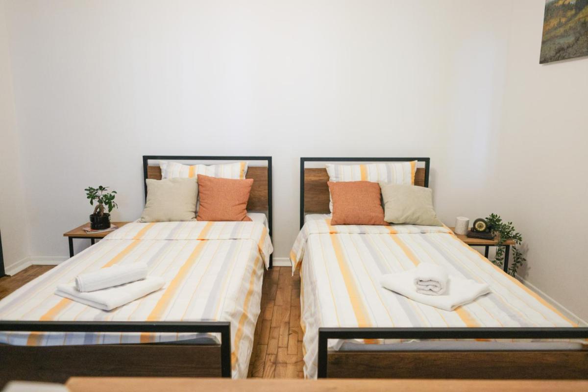 Cozy 2-Bedrooom Apartment with Yard - Hizvo