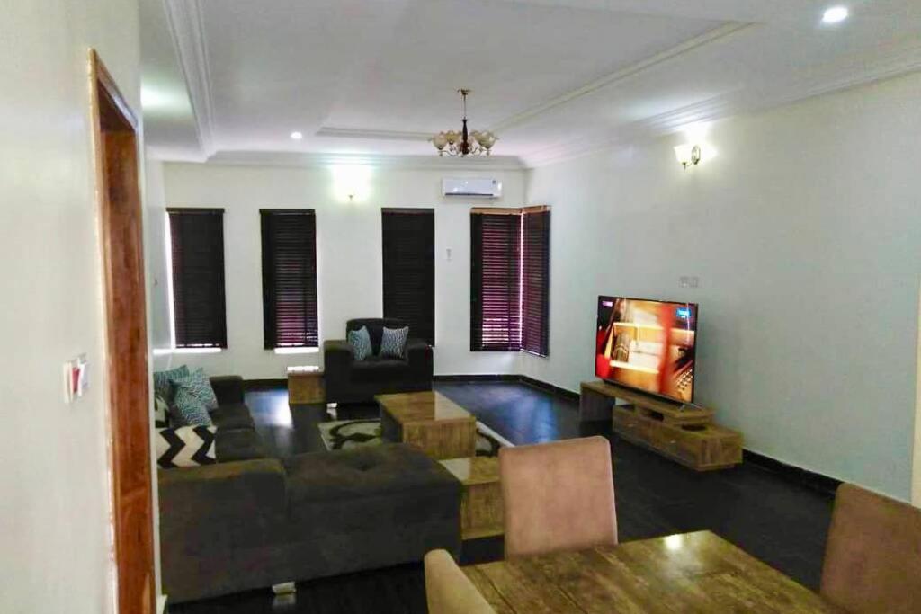 Suitetrails - DELIGHTFUL ! 3 BEDROOM TERRACE DUPLEX EN-SUITE LEKKI AIRCON WiFi