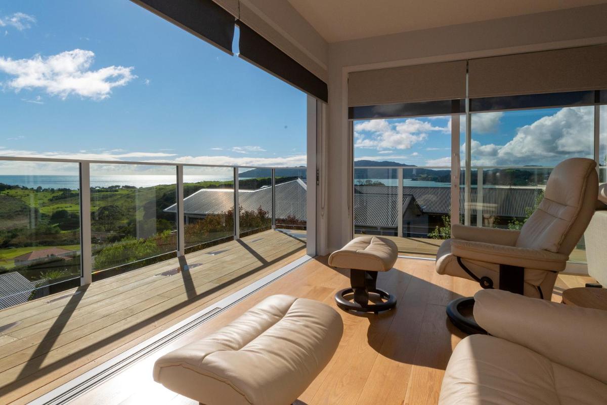 Luxury Lookout - Cable Bay Holiday Home - Housity