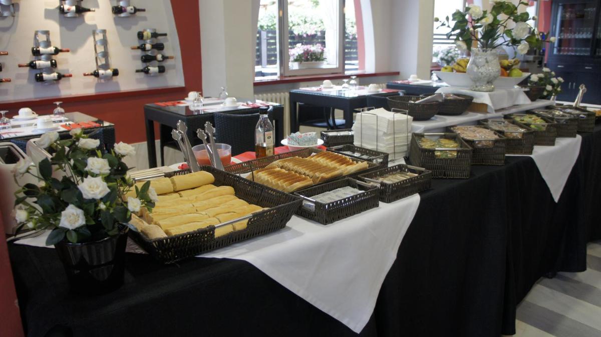 Comida en o cerca de este hotel