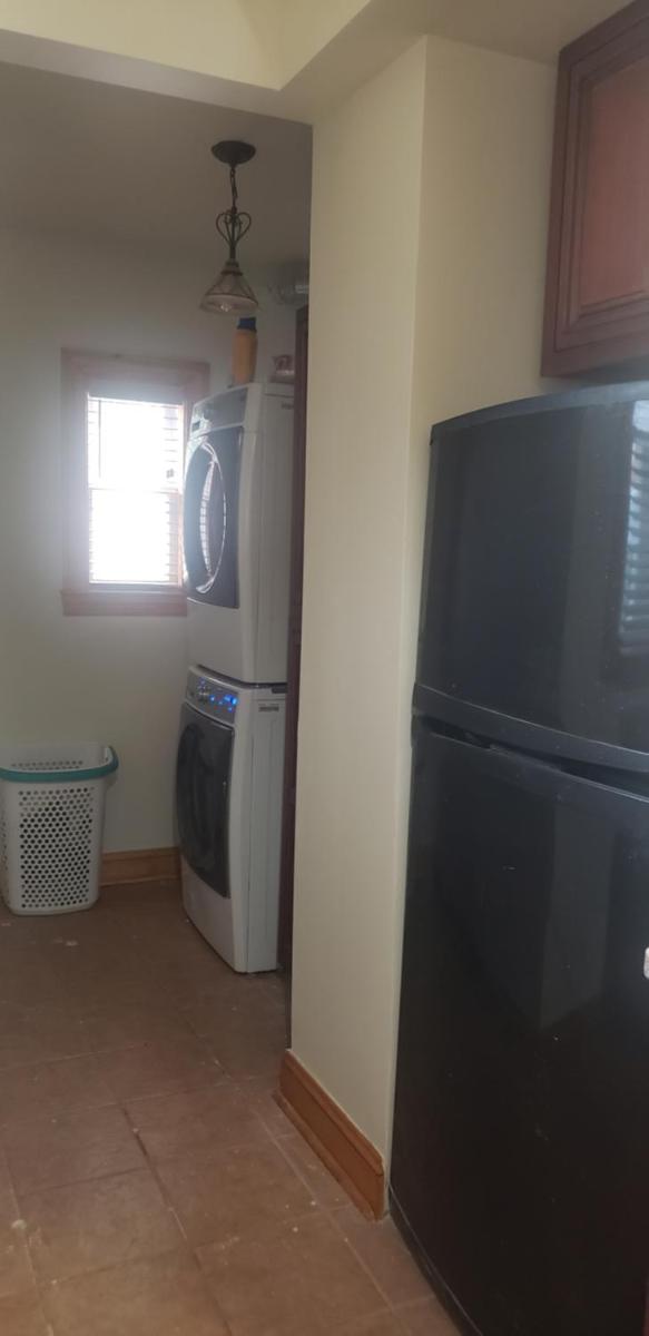 4BR 2 Full Bath Sleeps 10 Large Yard 2 Cars - Housity