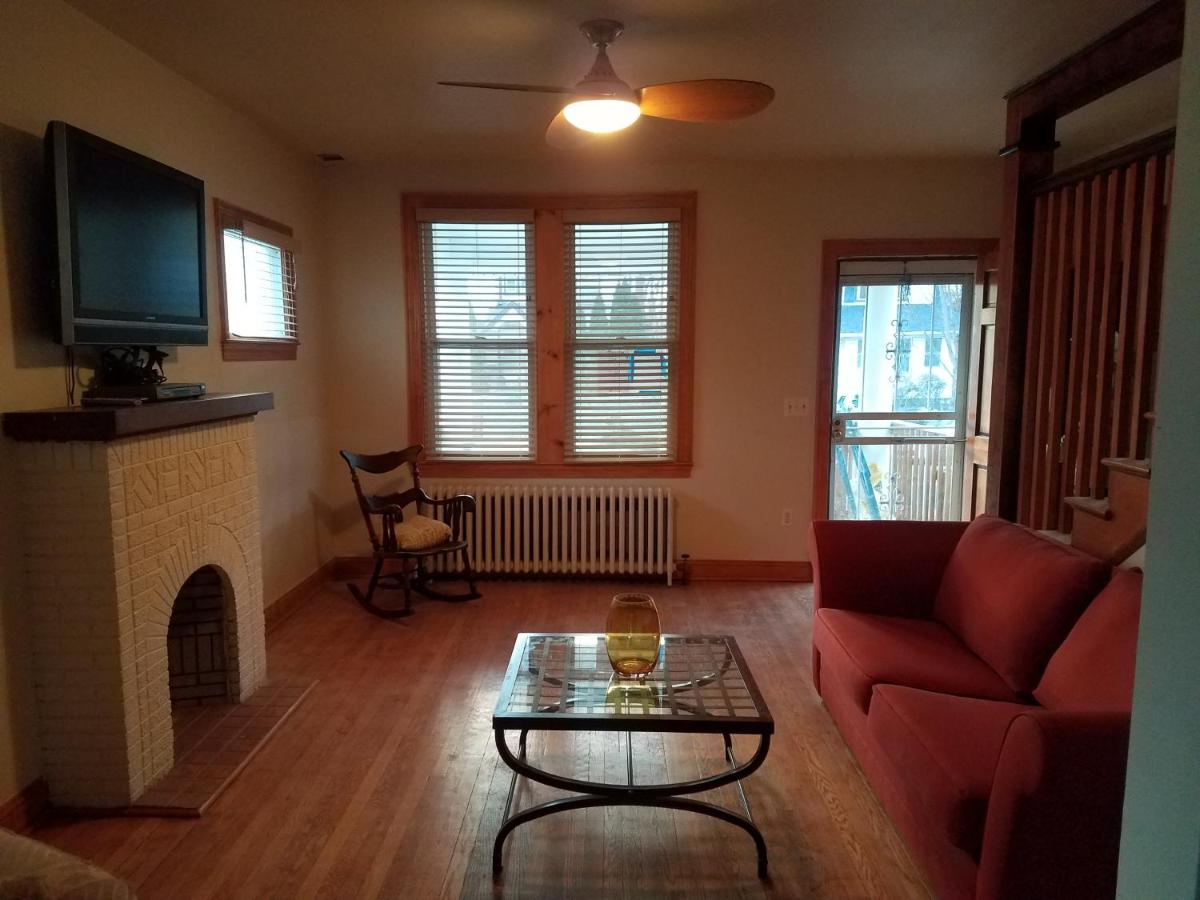 4BR 2 Full Bath Sleeps 10 Large Yard 2 Cars - Housity