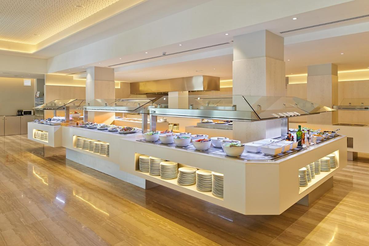 una gran cocina con muchos platos en una encimera en Hipotels Said, en Cala Millor