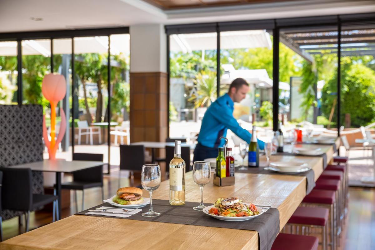 Comida en o cerca de este hotel