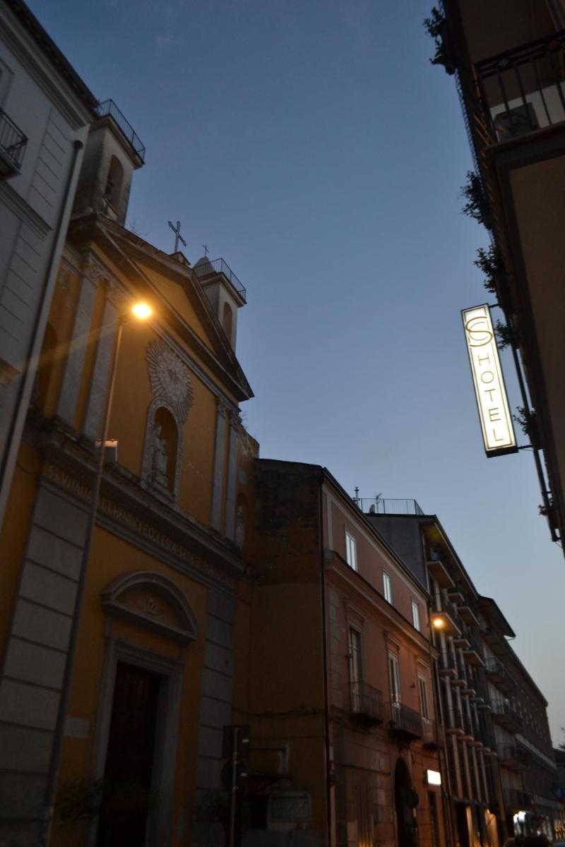 Sweet Central Hotel - Housity