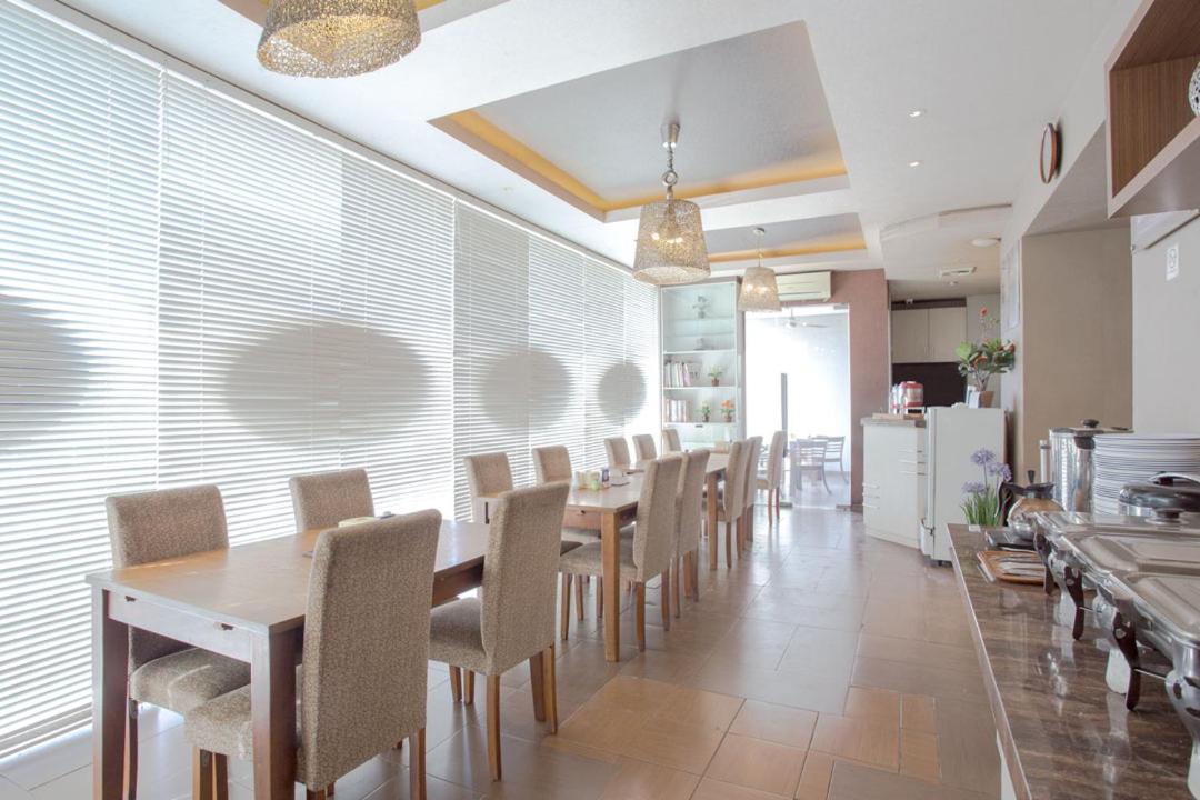 Life Emerald Hotel Surabaya - Hizvo