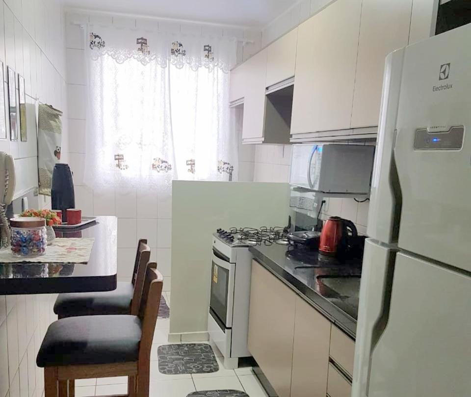 Apartamento TOP em CRICIÚMA-SC - ótimo CUSTO-BENEFÍCIO - Cozinha completa - Cama Box - WiFI - Smart TV - Apps YouTube - NetFlix - Amz Prime - Garagem - Portaria Digital 24h - Lugar sossegado e arborizado - Acomoda até 5 pessoas - Housity