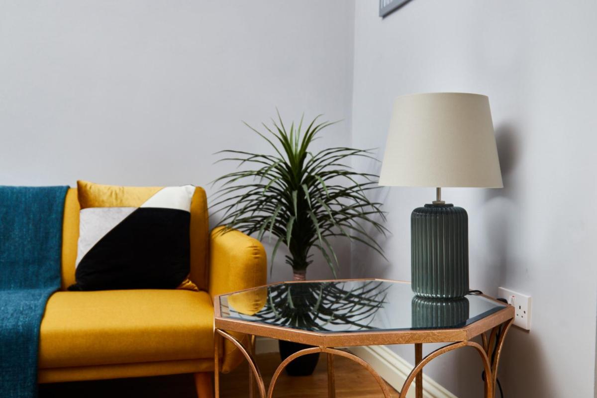 Delven House, Apartment 1 - Self Check-in, Self-Catering Serviced Apartment for East Midlands Airport - Housity