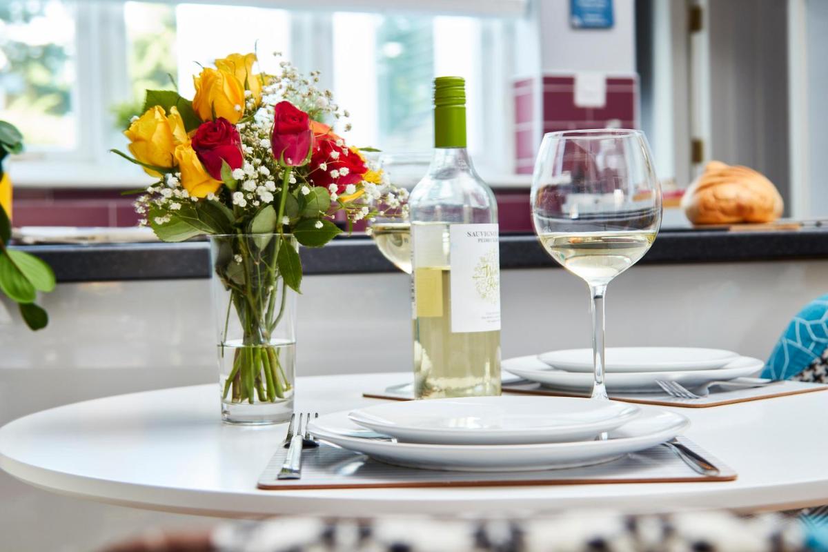Delven House, Apartment 1 - Self Check-in, Self-Catering Serviced Apartment for East Midlands Airport - Housity
